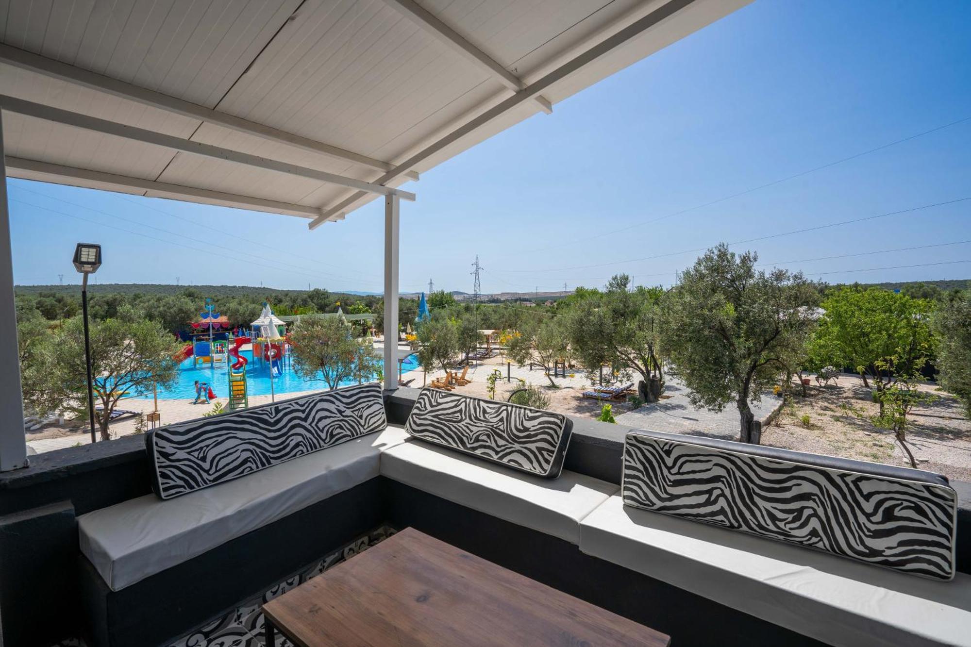 Simlarda Country Club Farm stay *